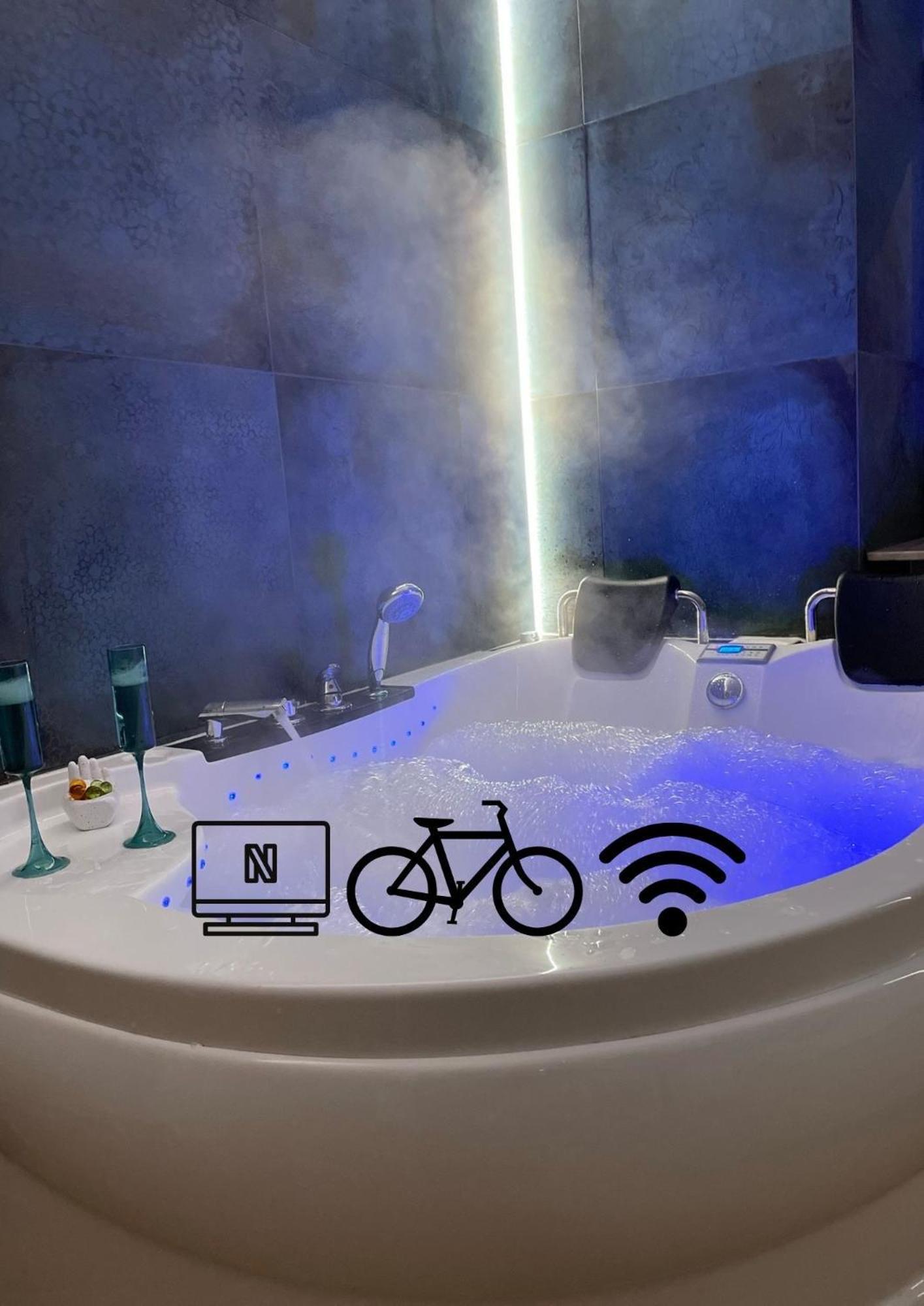 Jacuzzi&Bike Apartment, Krakow Bagian luar foto